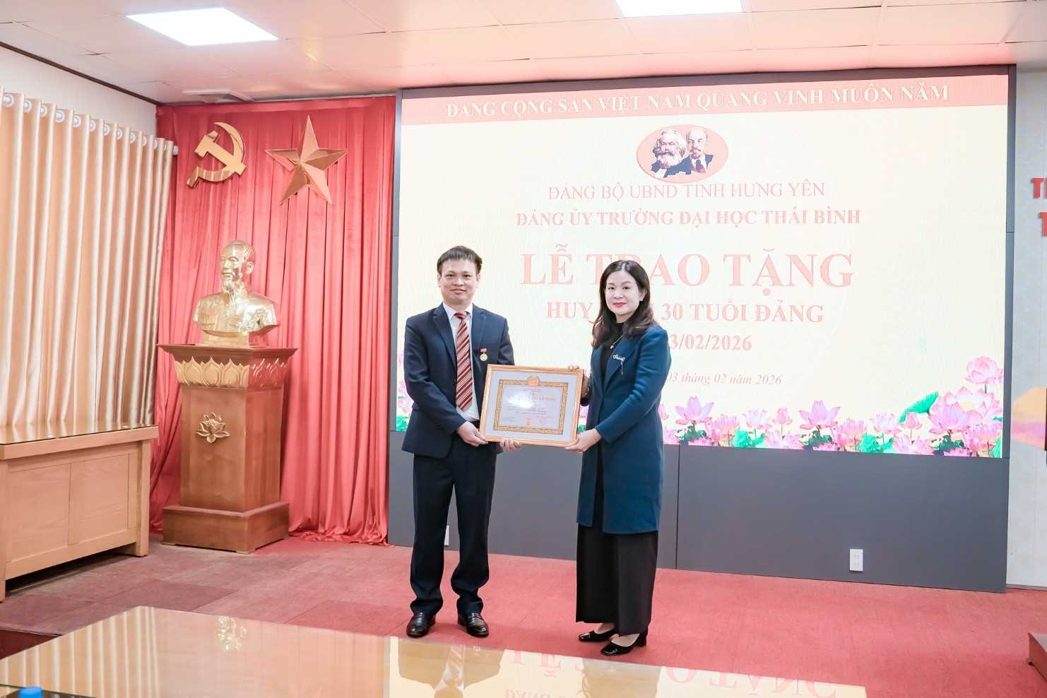 ĐẢNG ỦY TRƯỜNG ĐẠI HỌC THÁI BÌNH TỔ CHỨC TRAO HUY HIỆU 30 TUỔI ĐẢNG CHO ĐỒNG CHÍ TRẦN VĂN THIỆN
